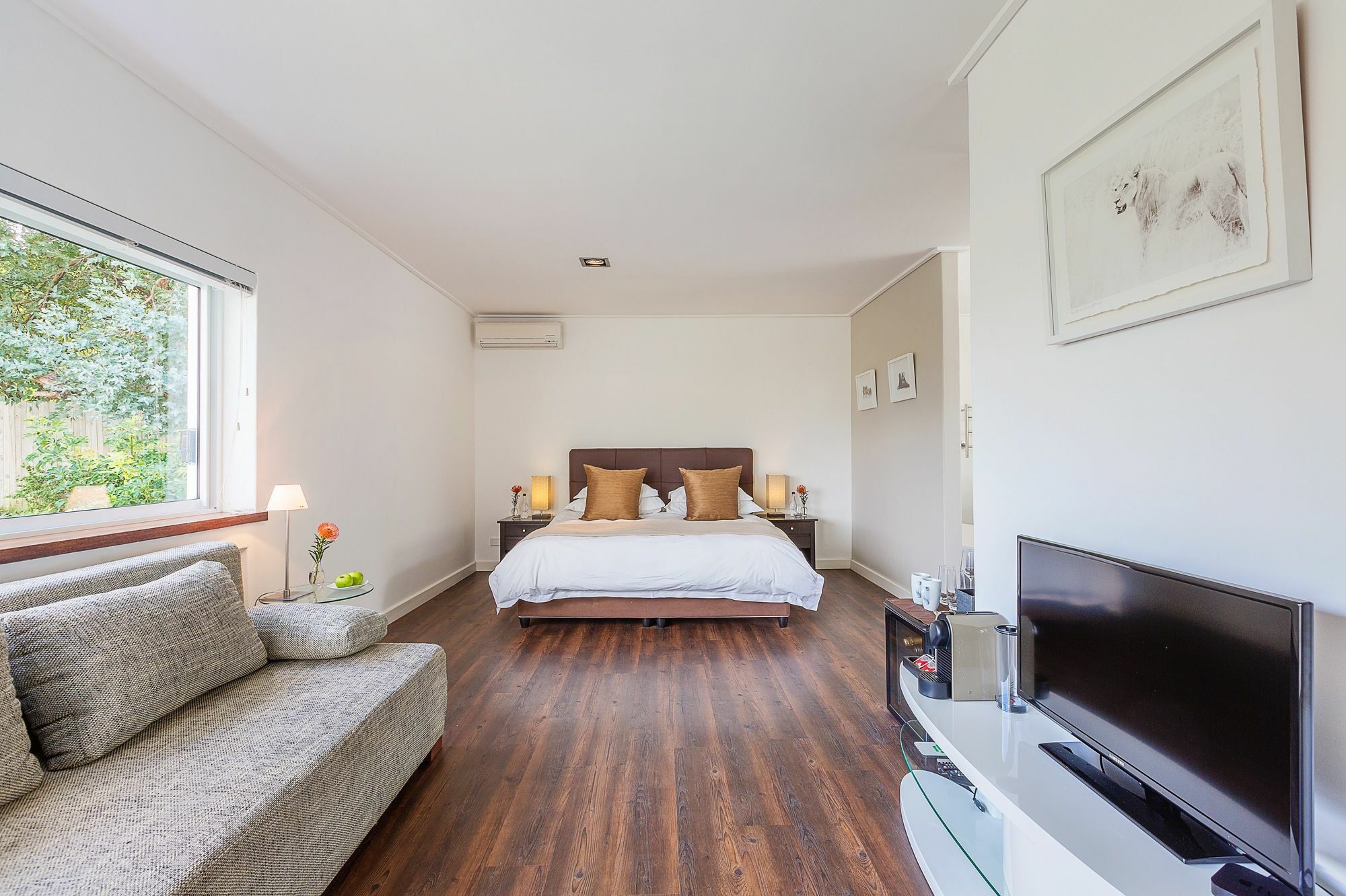 Cube Guest House Хаут Бей Екстериор снимка